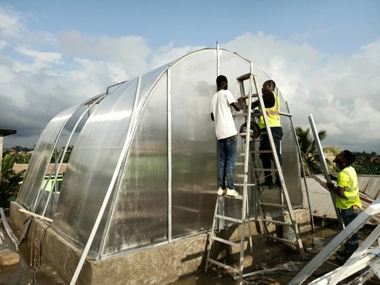 Aanpasbare kas met stabiele structuur voor het drogen van planten en levensmiddelen
