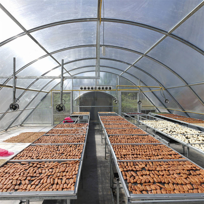Groenten drogen in een stabiele en UV-beschermde kas met optimale ventilatie